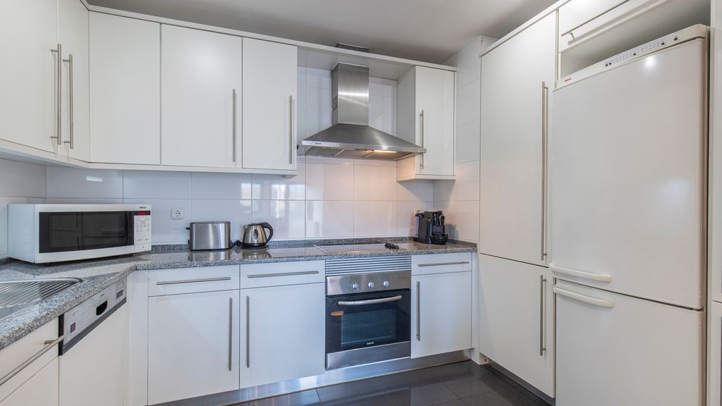 Fancy Apartment W/Metro at Doorstep by LovelyStay