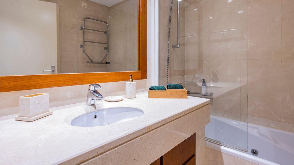 Fancy Apartment W/Metro at Doorstep by LovelyStay