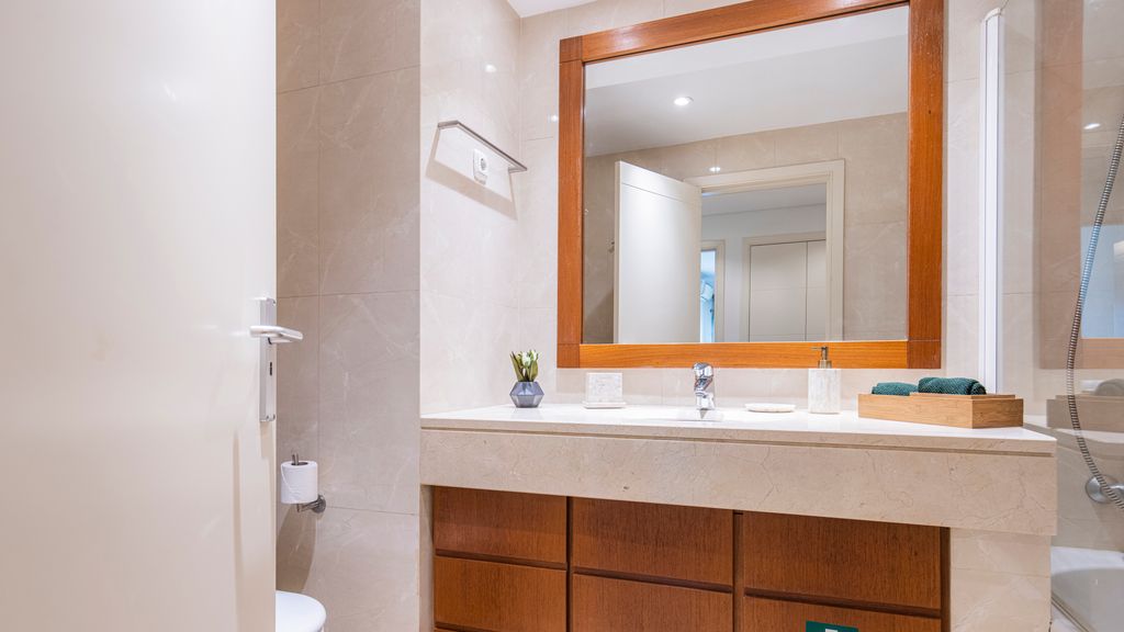 Fancy Apartment W/Metro at Doorstep by LovelyStay
