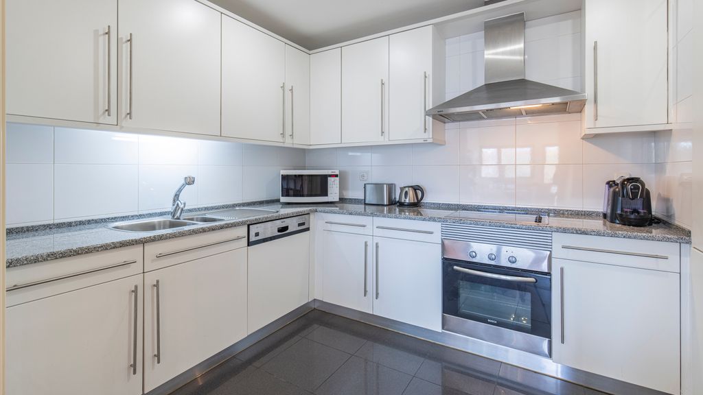 Fancy Apartment W/Metro at Doorstep by LovelyStay