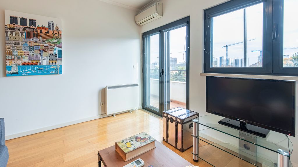 Fancy Apartment W/Metro at Doorstep by LovelyStay