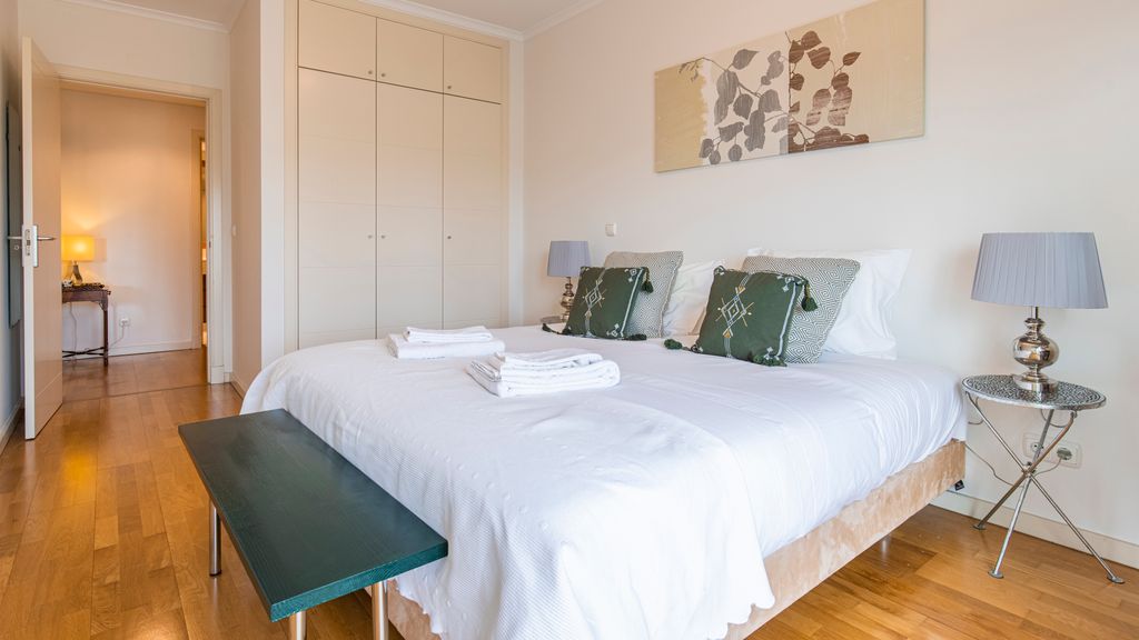 Fancy Apartment W/Metro at Doorstep by LovelyStay