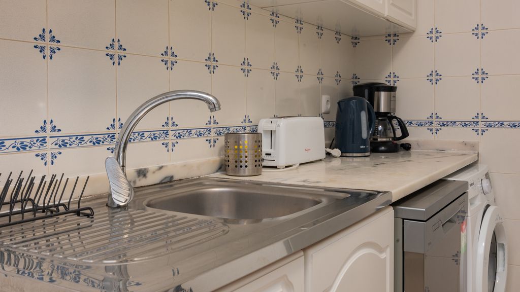Lovely & Bright Family Flat W/ Patio