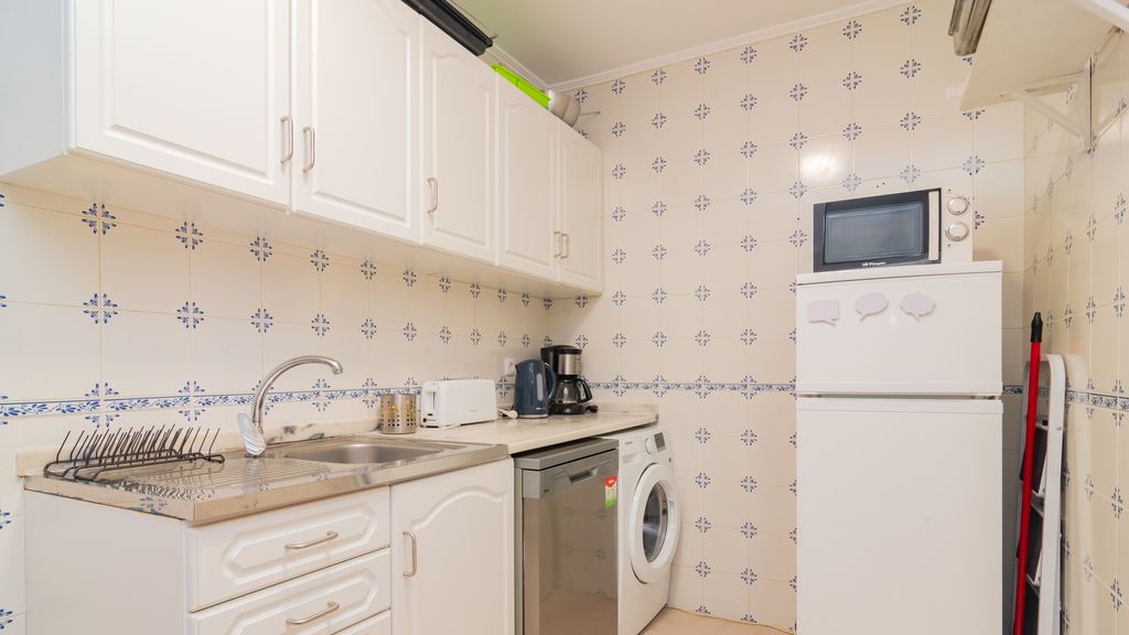 Lovely & Bright Family Flat W/ Patio