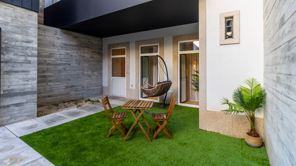 Almada 551 - 0.2 l Private Garden by LovelyStay