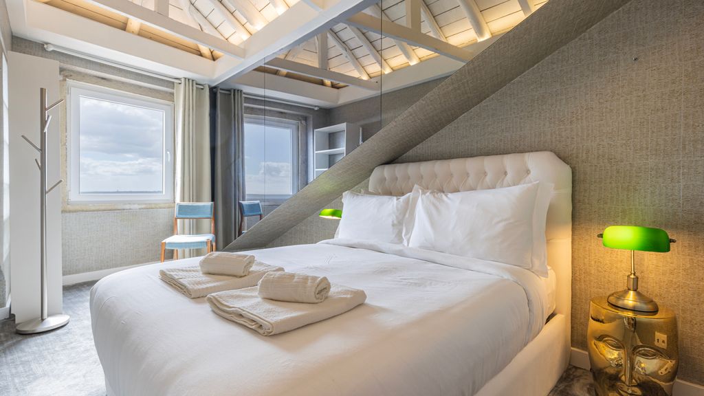 Luxury Duplex W/ River View by LovelyStay