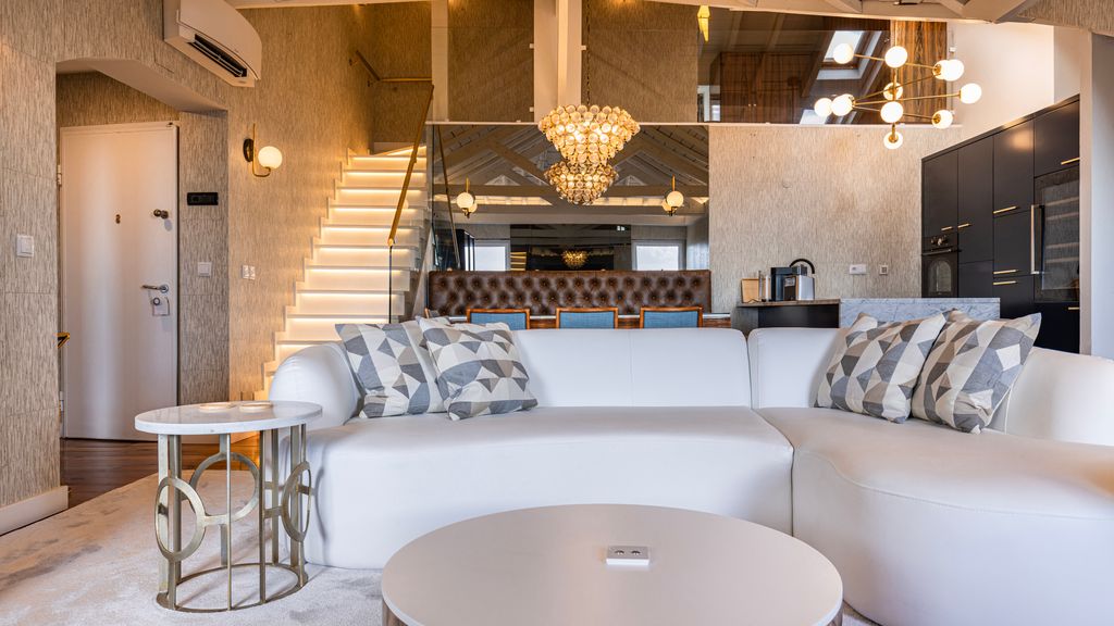 Luxury Duplex W/ River View by LovelyStay