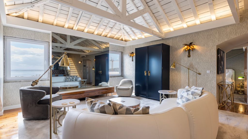 Luxury Duplex W/ River View by LovelyStay