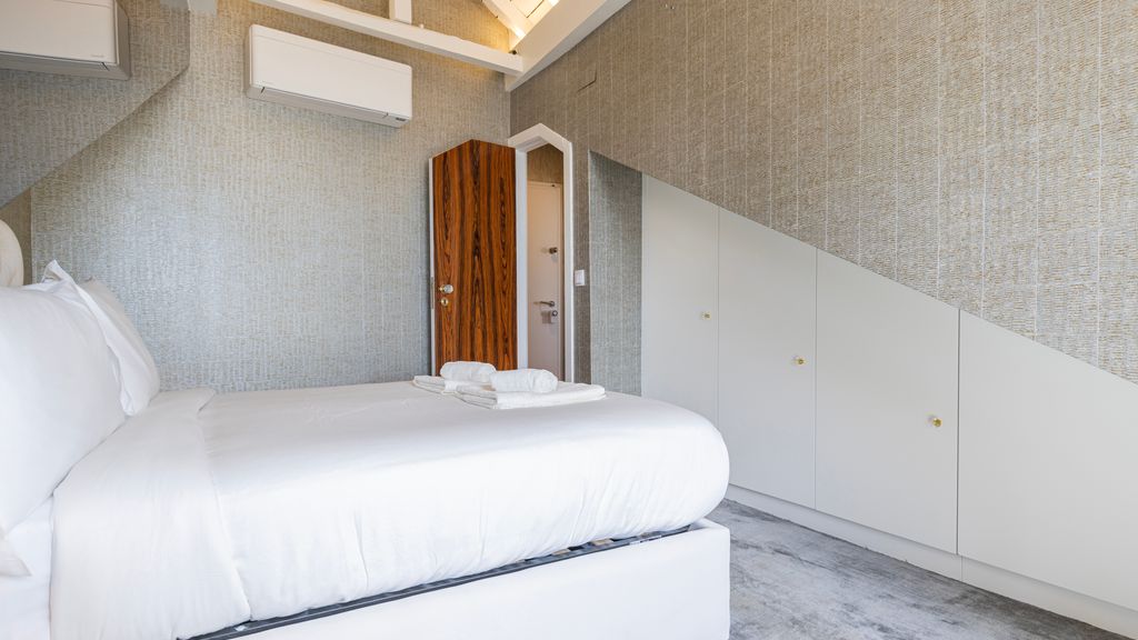 Luxury Duplex W/ River View by LovelyStay