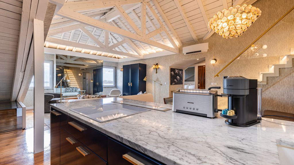 Luxury Duplex W/ River View by LovelyStay