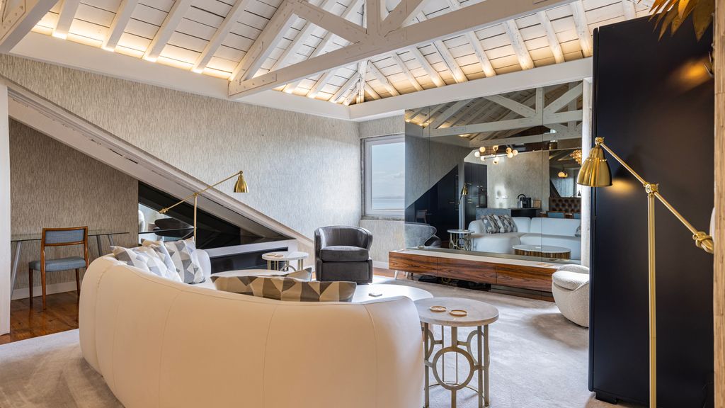 Luxury Duplex W/ River View by LovelyStay