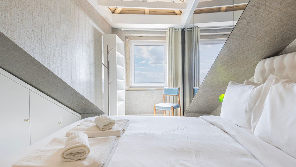 Luxury Duplex W/ River View by LovelyStay