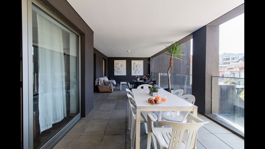 D. João IV Apartment w/ Terrace by LovelyStay