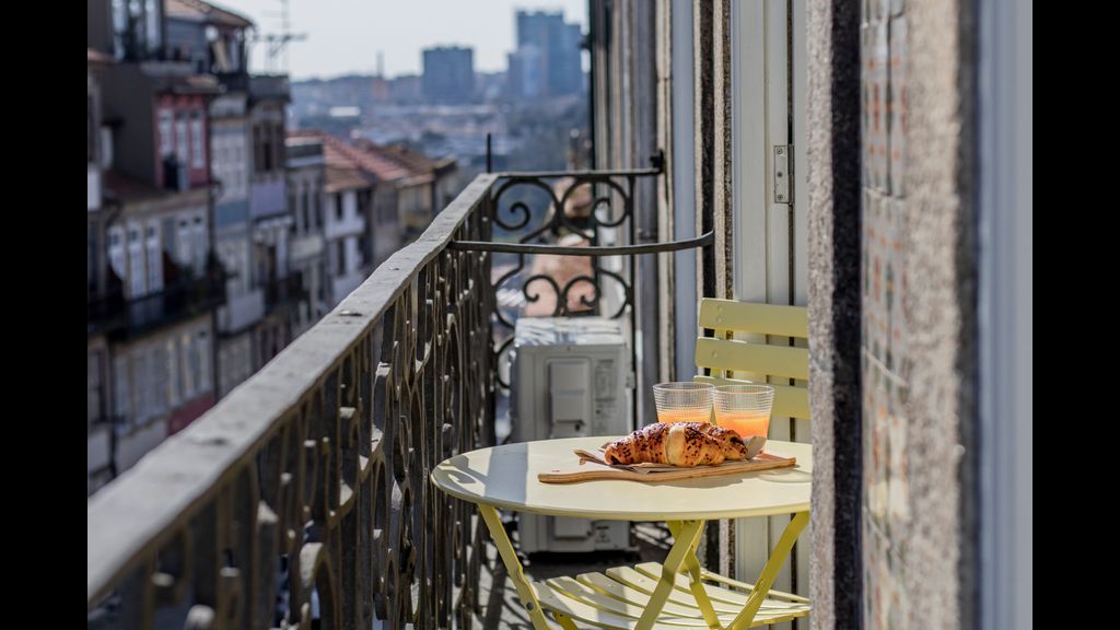 Virtudes Flat w/ AC & Balcony by LovelyStay