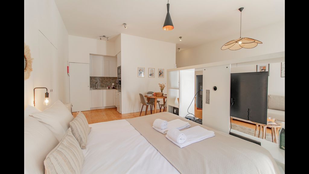 Virtudes Flat w/ AC & Balcony by LovelyStay