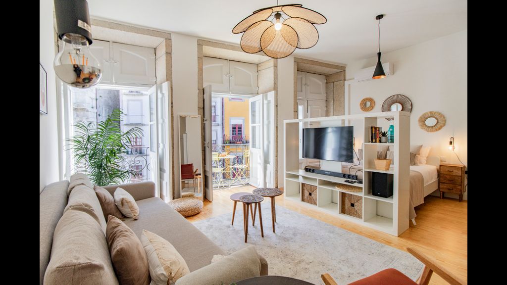 Virtudes Flat w/ AC & Balcony by LovelyStay