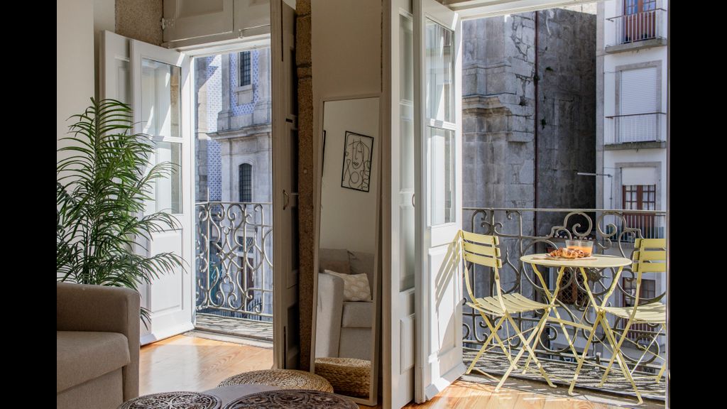 Virtudes Flat w/ AC & Balcony by LovelyStay
