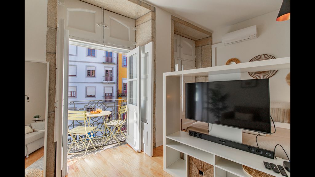 Virtudes Flat w/ AC & Balcony by LovelyStay