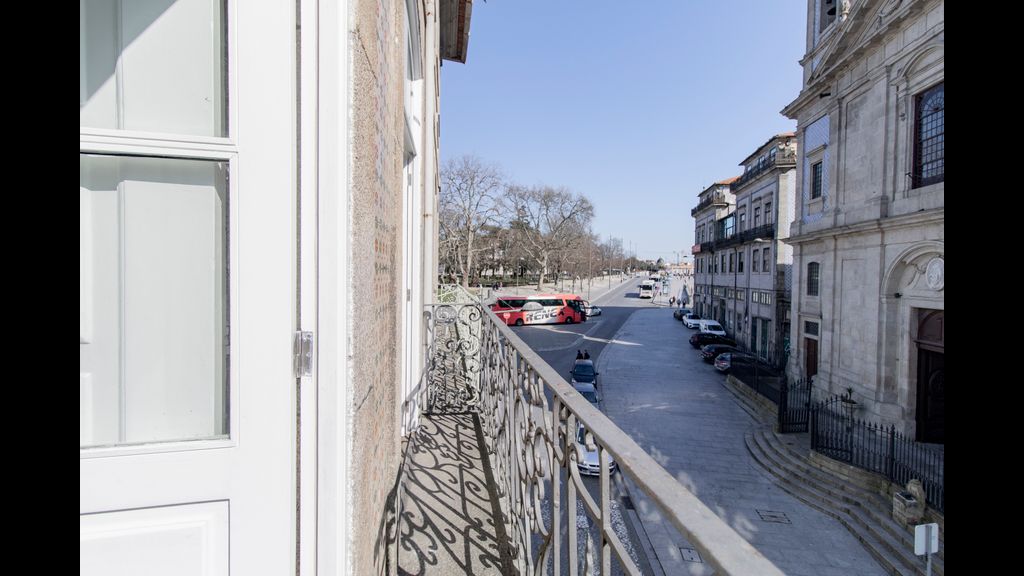 Virtudes Flat w/ AC & Balcony by LovelyStay