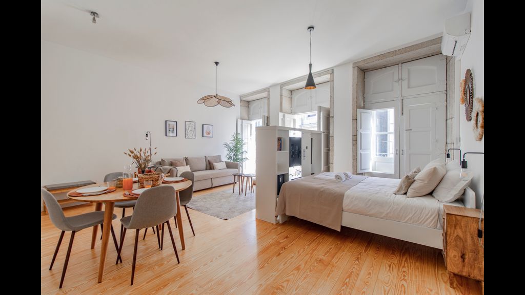 Virtudes Flat w/ AC & Balcony by LovelyStay