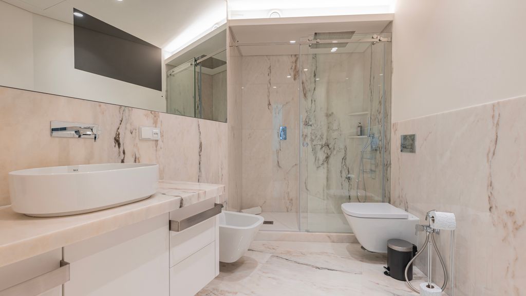 Upscale Apartment in City Center by LovelyStay