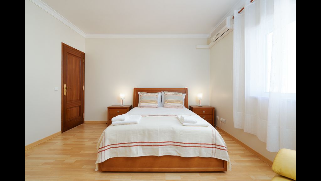 Comfy 4BDR Apartment in Portimão by LovelyStay