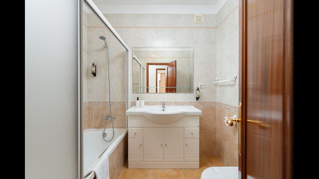 Comfy 4BDR Apartment in Portimão by LovelyStay