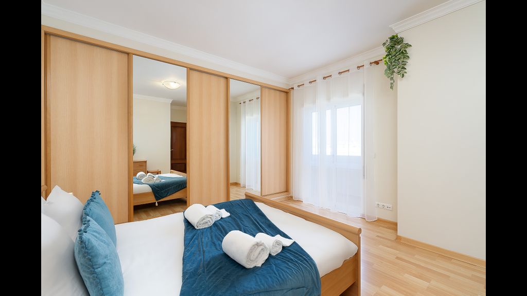 Comfy 4BDR Apartment in Portimão by LovelyStay