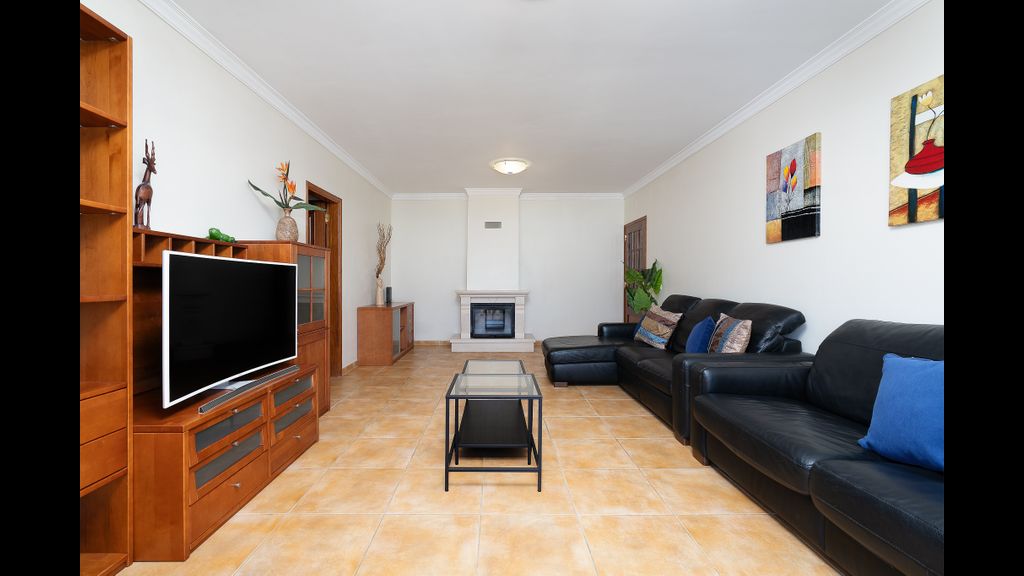 Comfy 4BDR Apartment in Portimão by LovelyStay