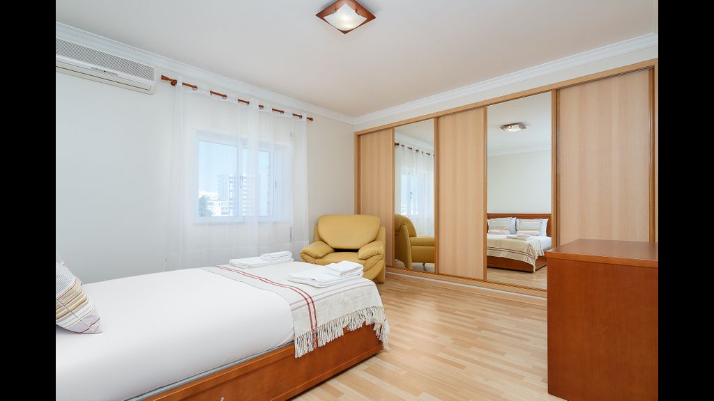 Comfy 4BDR Apartment in Portimão by LovelyStay