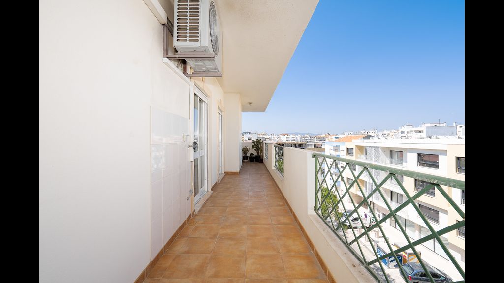 Comfy 4BDR Apartment in Portimão by LovelyStay