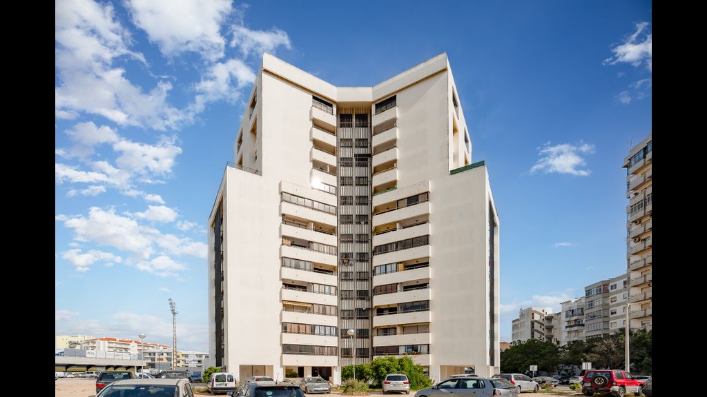 Sunny Studio W/ Balcony in Portimão by LovelyStay