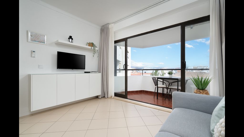 Sunny Studio W/ Balcony in Portimão by LovelyStay