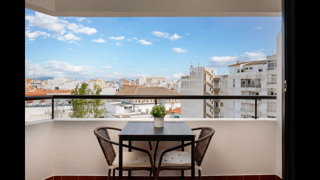 Sunny Studio W/ Balcony in Portimão by LovelyStay