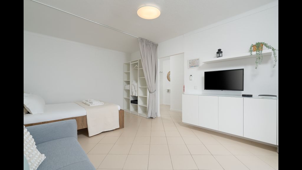 Sunny Studio W/ Balcony in Portimão by LovelyStay