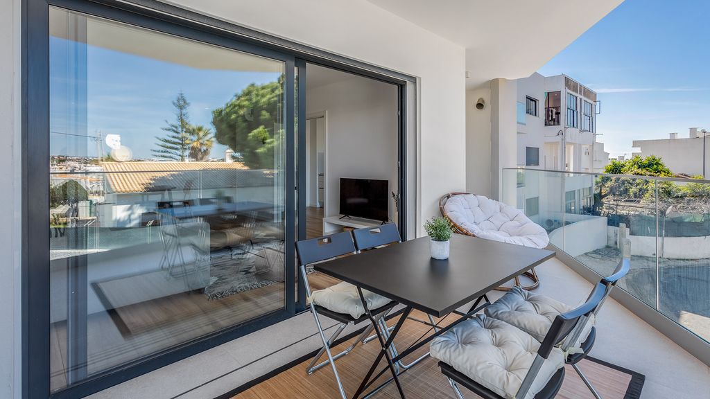 Dream Apartment W/Pool & Balcony by LovelyStay