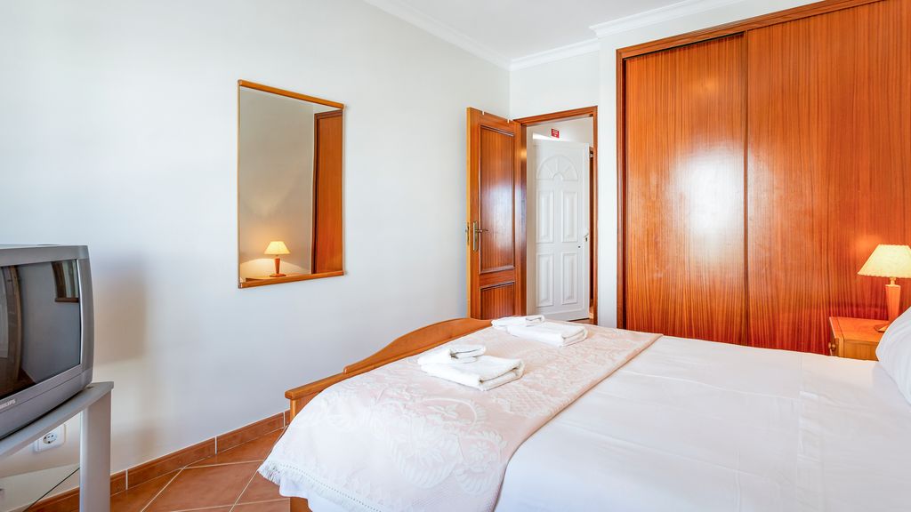 Luminous 3BDR Apartment W/Balcony by LovelyStay