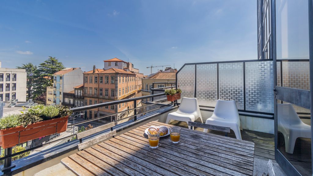 City Center Classic Flat by LovelyStay