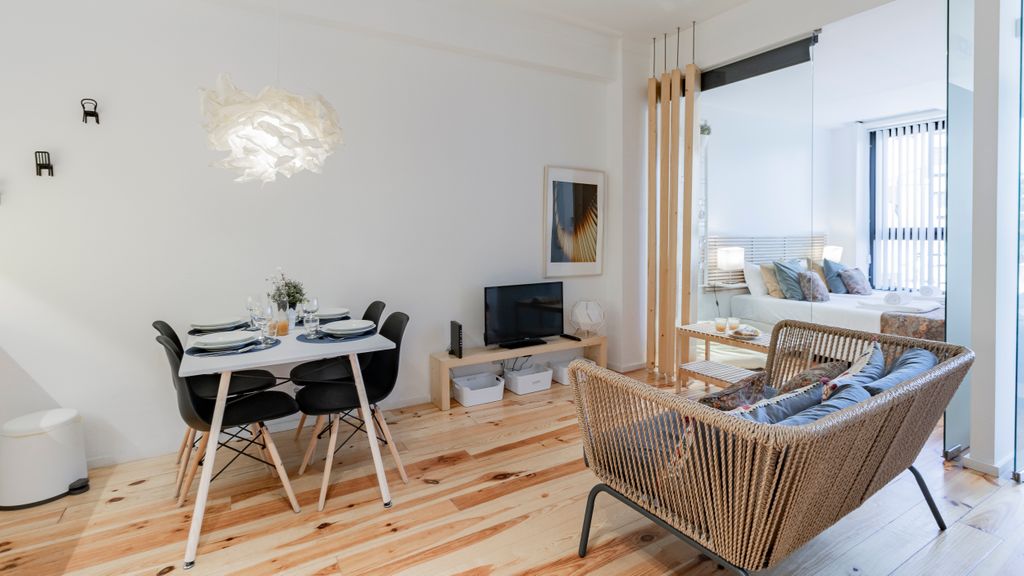 City Center Classic Flat by LovelyStay