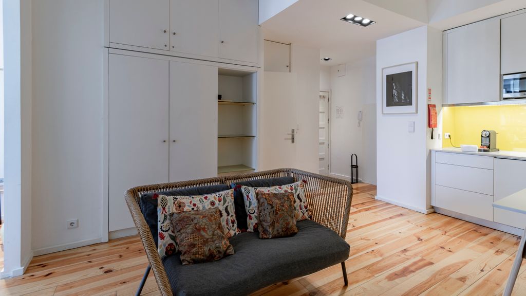 City Center Classic Flat by LovelyStay