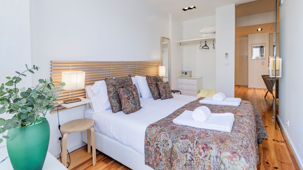 City Center Classic Flat by LovelyStay