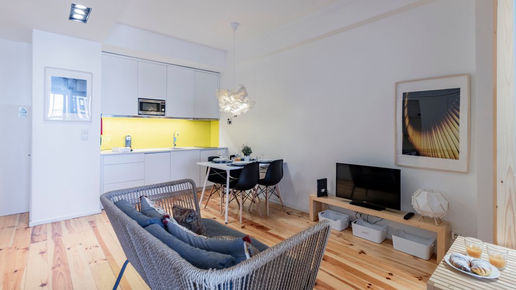 City Center Classic Flat by LovelyStay