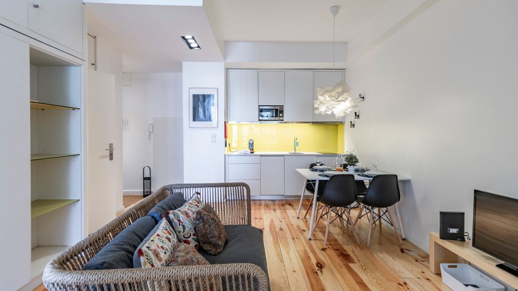 City Center Classic Flat by LovelyStay