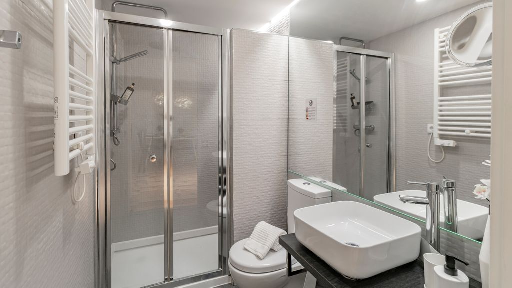 City Center Classic Flat by LovelyStay