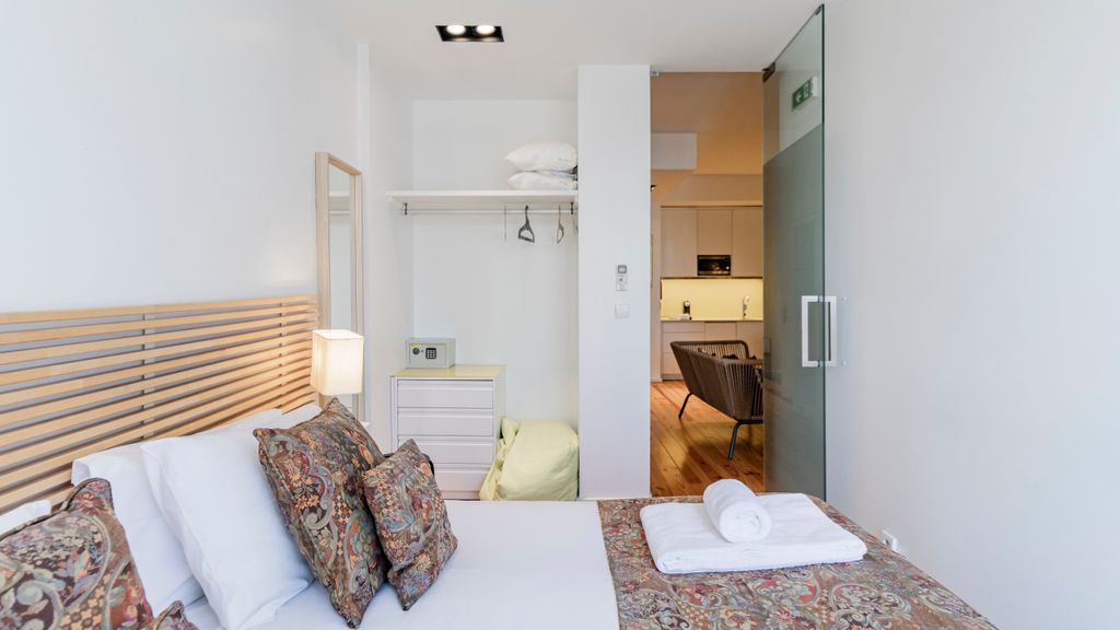 City Center Classic Flat by LovelyStay