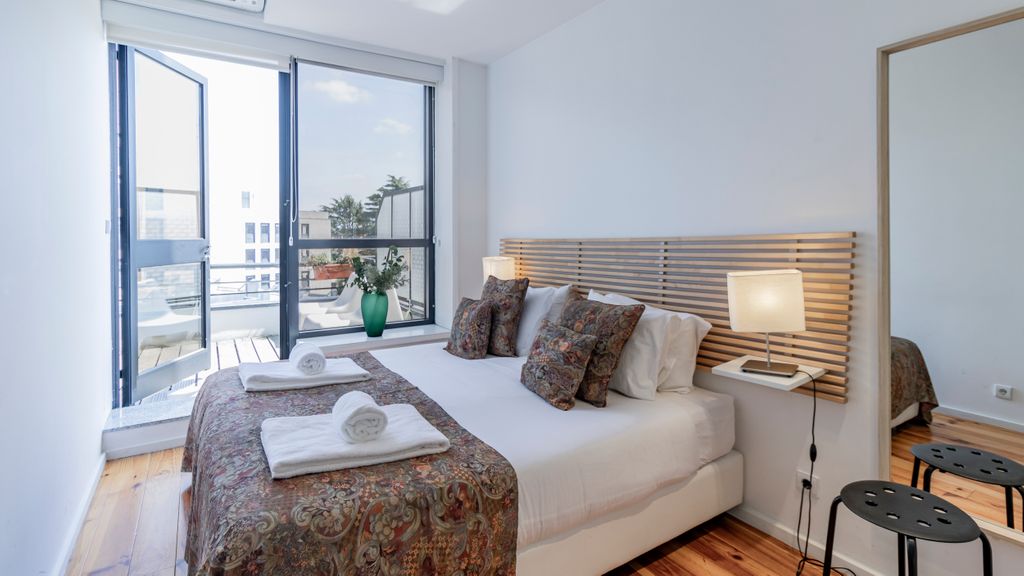 City Center Classic Flat by LovelyStay