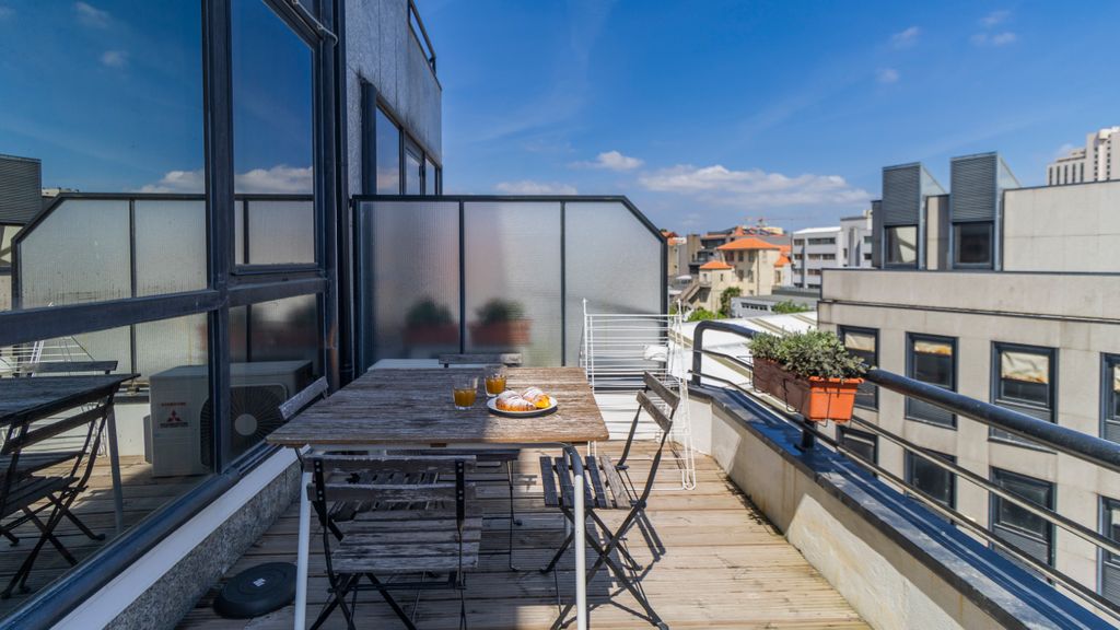 City Center Classic Flat by LovelyStay