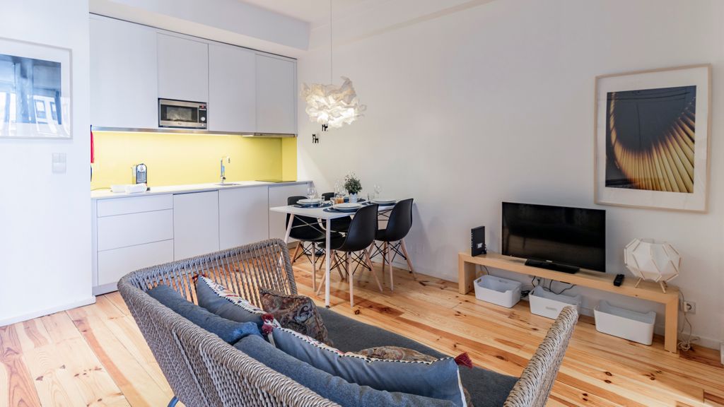 City Center Classic Flat by LovelyStay