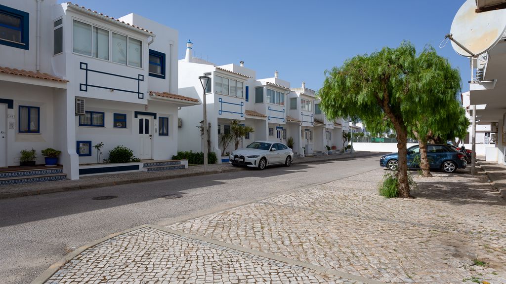 Albufeira 3BR w/ Pool & AC by LovelyStay