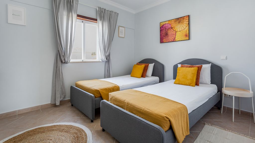Albufeira 3BR w/ Pool & AC by LovelyStay